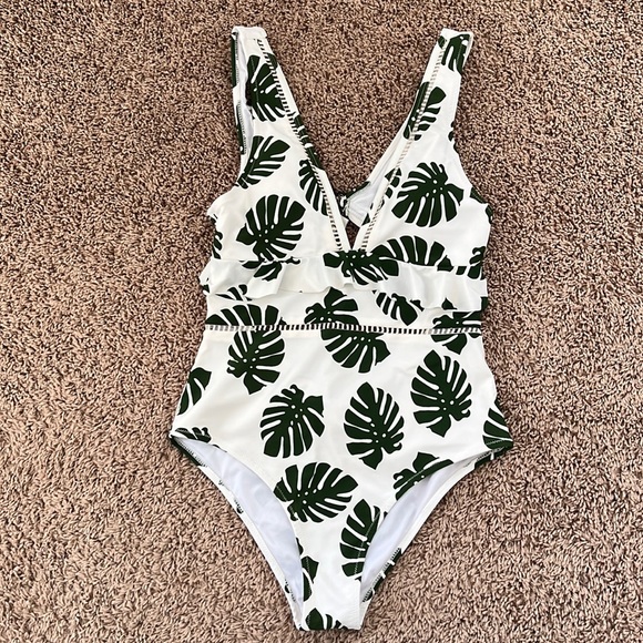 Cupshe Other - Woman’s Cupshe palm print one piece bathing suit, medium
